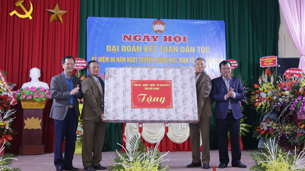 Phó Chủ tịch UBND tỉnh Phan Thế Tuấn  dự Ngày hội Đại đoàn kết tại huyện Yên Dũng